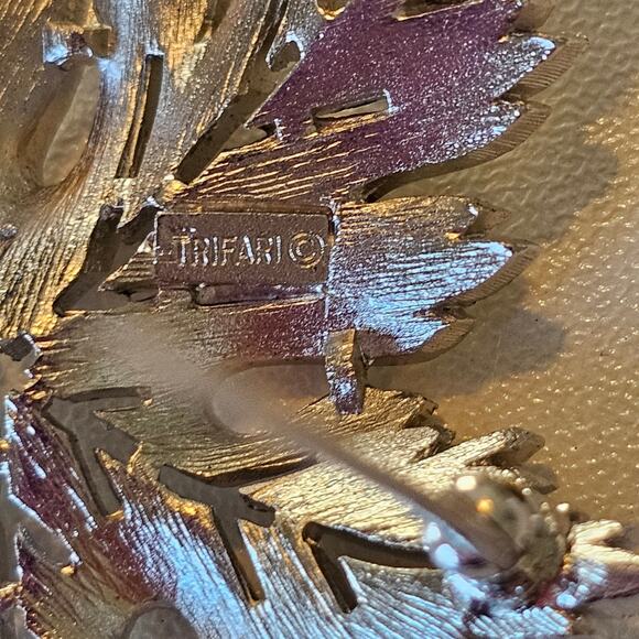 Vintage Crown Trifari Silver Maple Leaf Brooch - Picture 5 of 5